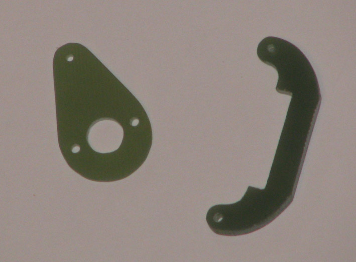 košček vitroplasta na levi strani je podaljšek ročice od servomotorja za zračno zavoro. Na desni je ročica na eleronu