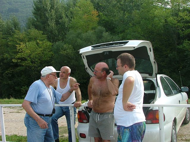 Fantje v razburjlivem pogovoru; gospod na levi jih ima čez 80 in redno prihaja iz sosednje Gorice.