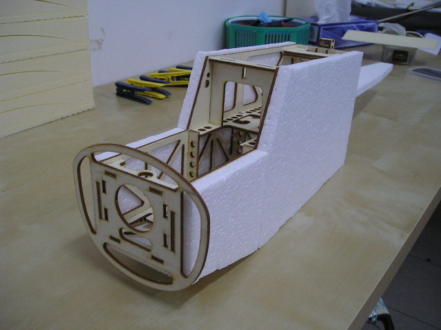 Lesena konstrukcija topol 3mm, oblečeno v stiropor. Vse lepljeno z belim lepilom.