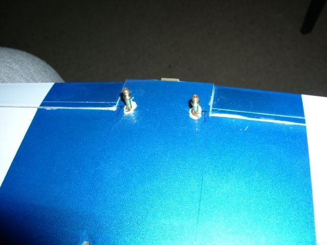 Krmilne ročice za elerone. 2 mm jeklo. 4 cm v krilo, na koncu špica. Na drugi strani pa medeninasta cevka in zalepljen klasičen krogelni zglob z M2 navojem.