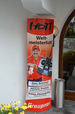 Graupner že postavil reklamo za novi sistem (HOTT) pri hotelu
