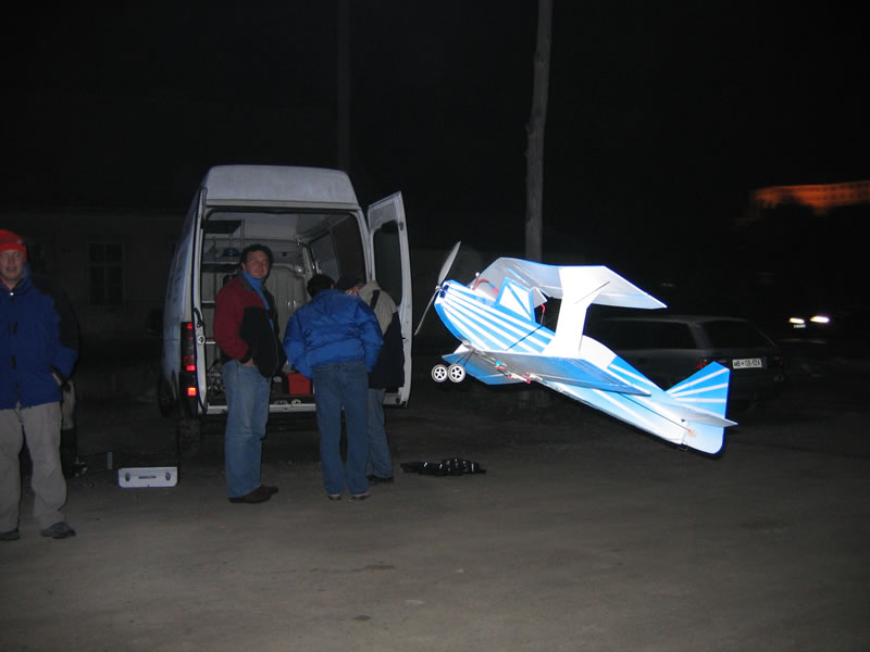 jože - JKP   testira novo tehniko pritrditve krila na model. Baje se model boljše obnese v zraku pri manjših hitrostih zaradi spremenljivega vpadnega kota krila  he he......