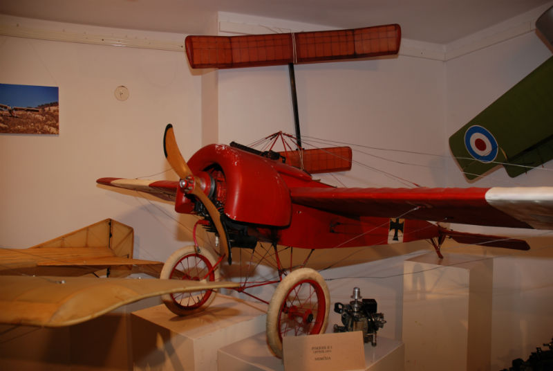 Red Baron..motor je uporabil kar od motorne žage, propelerje je pa kar sam izdeloval<br />za prekrivanje modela pa je uporabljeno svileno blago