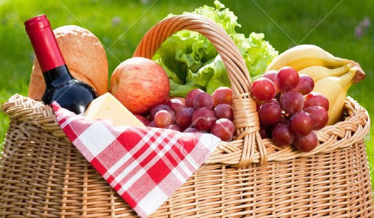40130595-Picnic-basket-with-food-on-green-sunny-lawn--Stock-Photo-spring.jpg