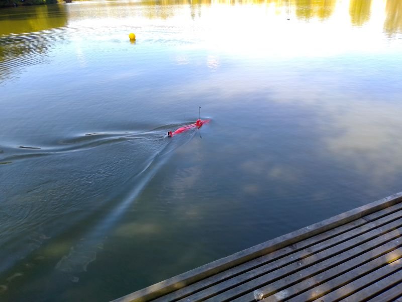 Janova podmornica pluje nad ali pod vodo,tudi glisira kot hitri čolni