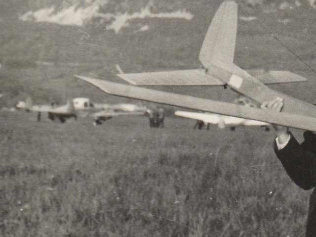 1) L-200 Morava in Aero 145 v ozadju w.jpg