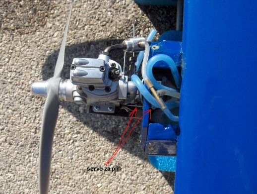 Montaža motorja, servomehanizem je z dvostranskim lepilnim trakom prileplen na požarni zid in zavarovan z vezico.