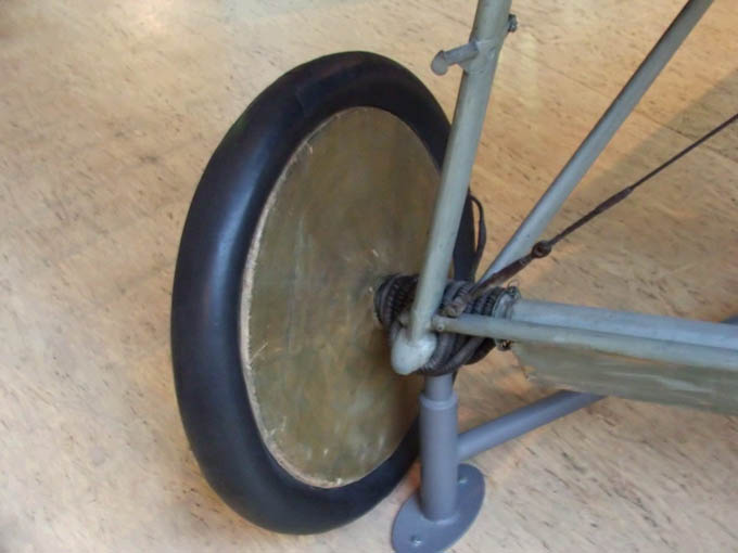 Zelo pogosta izvedba dušenja udarcev na podvozje: os s kolesi je na okvir privezana z gumijasto vrvjo.<br /><br />Na sliki je Aviatik Berg DI iz dunajskega muzeja
