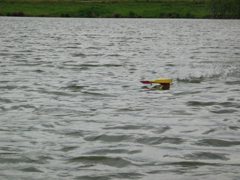 Model med vožnjo dobesedno lebdi nad vodo. Res, da je bilo vreme malce neugodno za testiranje, pa vendar se je Mini Hidro obnašal zelo stabilno!