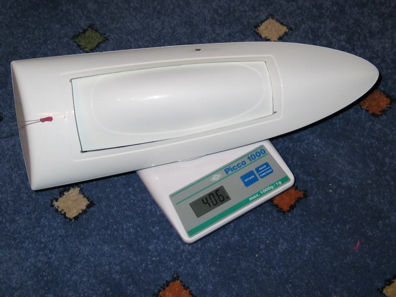 Teža modela pripravljenega na plovbo bo 410g (v tej masi na sliki ni ročice med servom in krmilom)