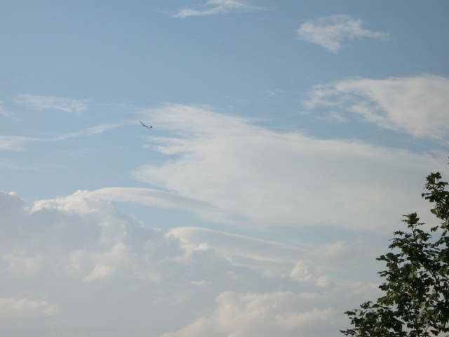V ozadju sta lepo vidna dva lečasta oblaka &amp;quot;lenticularis&amp;quot; kar nakazije na močne vetrove v višinah