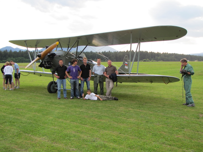 Skupinska slika vseh ki smo včeraj leteli s PO-2 (Šajn Matjaž, Matic Gomboc, kandidata za pilota v SV, Verdev Blaž, Velenje, Aleš Fink, pilot,   in modva z Rokom