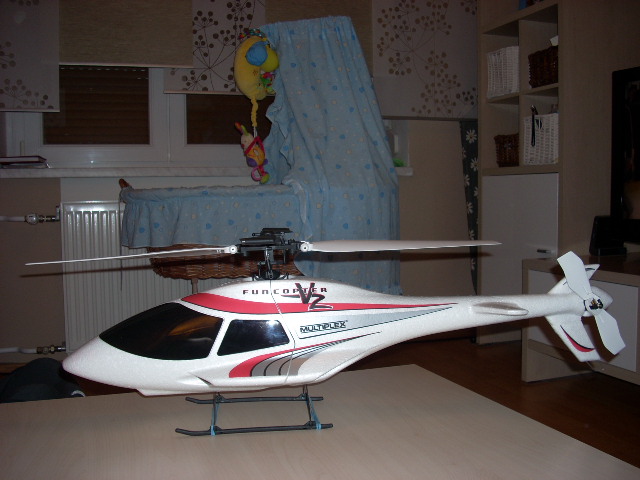 Funcopter V2,zadaj pa v zibki mali helikopterček,zaradi katerega je izredno malo časa za modelarstvo.