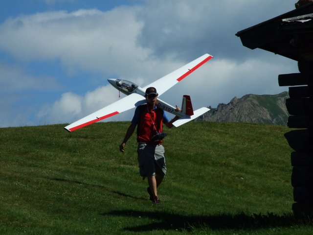 Matthias Zwerger s svojim Swiftom. Domačin iz Seis-a. Ukvarja se tudi s profesionalnimi izdelavami cokpitov letalskih maket. http://www.scaleartfly.com/de/index.php