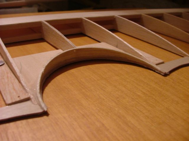 Na zgornjem krilu sem dodal izrez.   Izvedba z zvito balzo kot jo predlaga Miloš - MIPO je zelo enostavna.  Zaradi izreza je bilo potrebno dodatno ojačiti povezavo med rebri z 1 mm vezano ploščo.