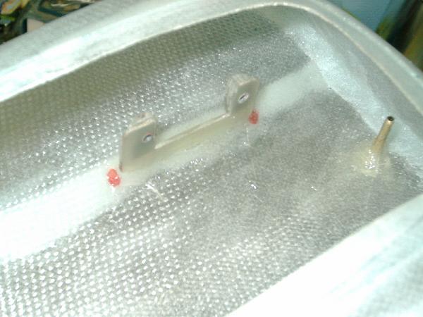 Vgrajen nosilec serva...in cevka krmila, ki je dodatno ojačana s ploščico iz vitroplasta[ni na sliki]